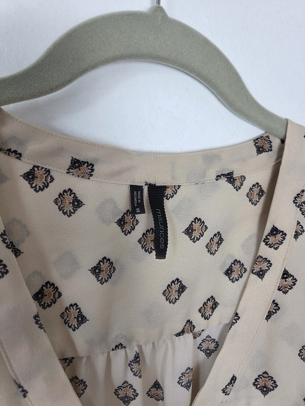 Maurices Blouse Top Ivory Damask Ikat Boho V Neck Roll Tab Lightweight Summer S - Picture 3 of 9